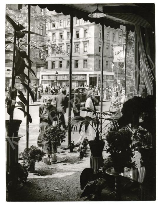  Botta Ferenc - Virágüzlet kirakatata Budapest, 1958 körül | Fotóaukció 2008 aukció / 69 tétel